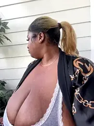 BigFineSelena webcam model stream image
