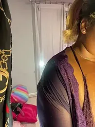 BigFineSelena webcam model stream image