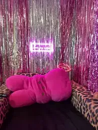 BigFineSelena webcam model stream image