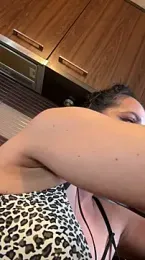 Hotmomcheckk_ webcam model stream image