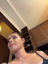 Hotmomcheckk_ webcam model stream image