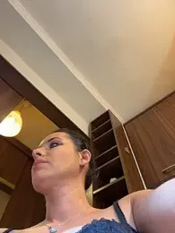 Hotmomcheckk_ webcam model stream image