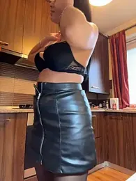 Hotmomcheckk_ webcam model stream image