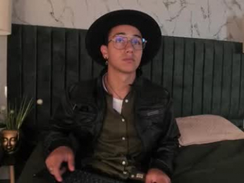 andyjoy_ webcam model stream image