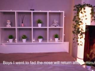 dionnamoos webcam model stream image