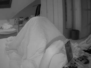 voyeurcam-julmodels-bed-1 webcam model stream image