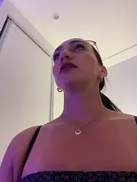 Ninabigtitied webcam model stream image