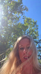 Aurbeaureal webcam model stream image