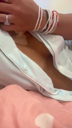 Moomns_02 webcam model stream image