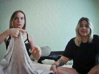 DivineTrio webcam model stream image
