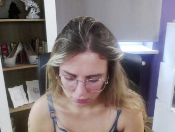 Soft-Zoey webcam model stream image