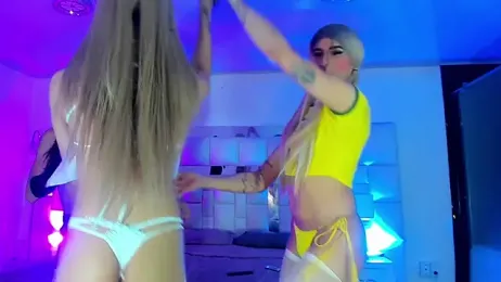 Alexa_and_Aranza_ webcam model stream image