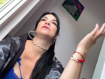 Travel-couple webcam model stream image