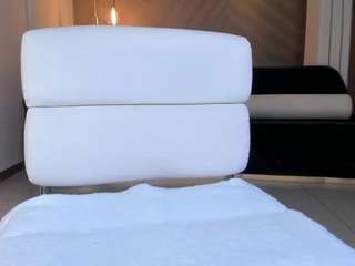 niaholland webcam model stream image