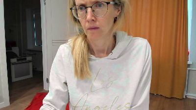 YourMolly webcam model stream image