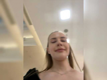 VikkiExtraCheese webcam model stream image