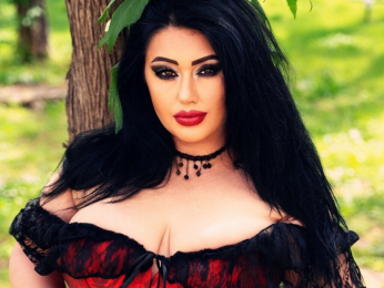 AdiraMaeven webcam model stream image
