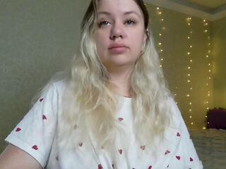 Kira Pride webcam model stream image