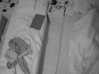 voyeurcam-julmodels-bed-5 webcam model stream image