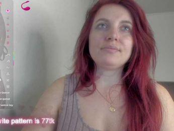 VixenCurvy webcam model stream image