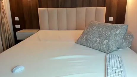 Saradiamond1 webcam model stream image