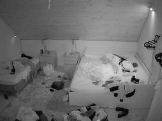 voyeurcam-julmodels-whitebed-2 webcam model stream image