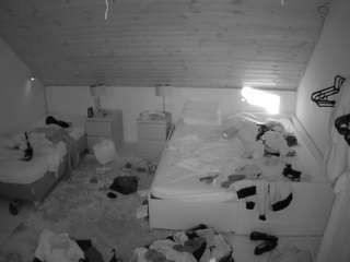 voyeurcam-julmodels-whitebed-2 webcam model stream image