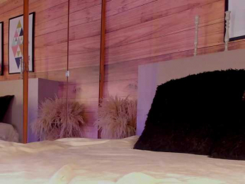 IzzyWild webcam model stream image