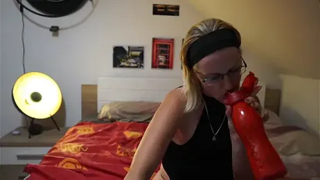 Moistdevil webcam model stream image