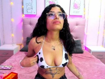 IssaaTy webcam model stream image