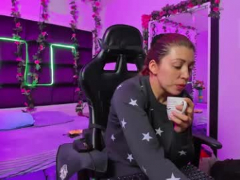hornyy_mom webcam model stream image