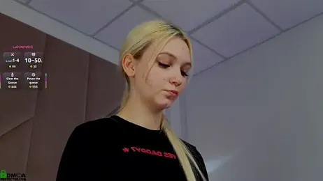 SaraHearts webcam model stream image