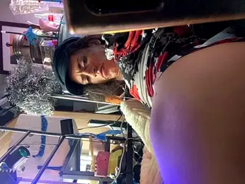 gurlnips webcam model stream image