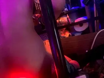 gurlnips webcam model stream image