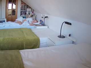 voyeurcam-julmodels-bed-3 webcam model stream image
