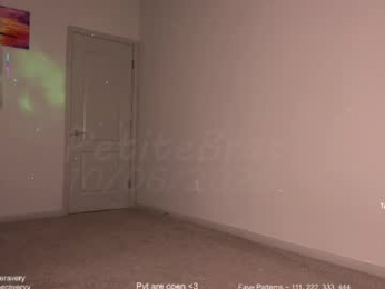 petitebrat webcam model stream image