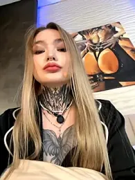 AriWild webcam model stream image