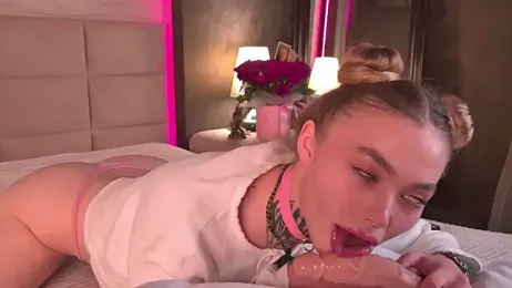 AriWild webcam model stream image