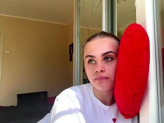 Madelene Harbough webcam model stream image