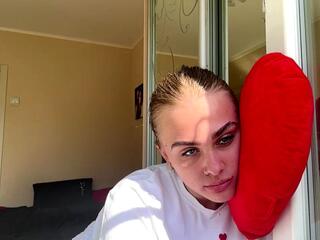 Madelene Harbough webcam model stream image