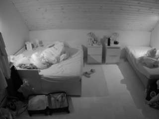 voyeurcam-julmodels-greybed-3 webcam model stream image