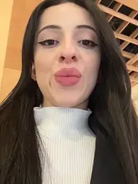 Yesmoree webcam model stream image