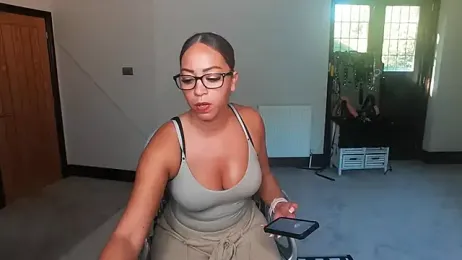 QueenTricks1 webcam model stream image