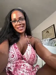 Bustykeyla webcam model stream image