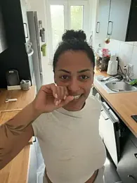 SweetPetiteNoir webcam model stream image