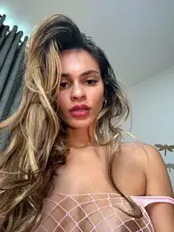 cuteluci_ webcam model stream image