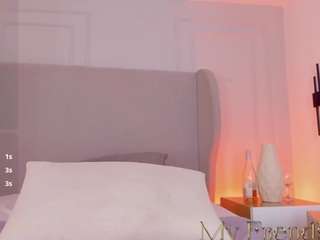 my-friends-mom webcam model stream image
