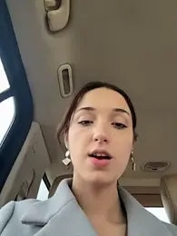 DollyTall webcam stripchat model stream image