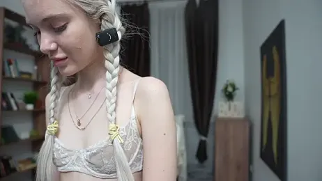 KristalCrowner webcam model stream image