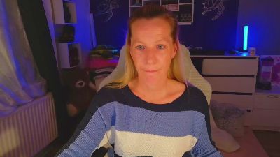 BlueEye_Girl webcam model stream image